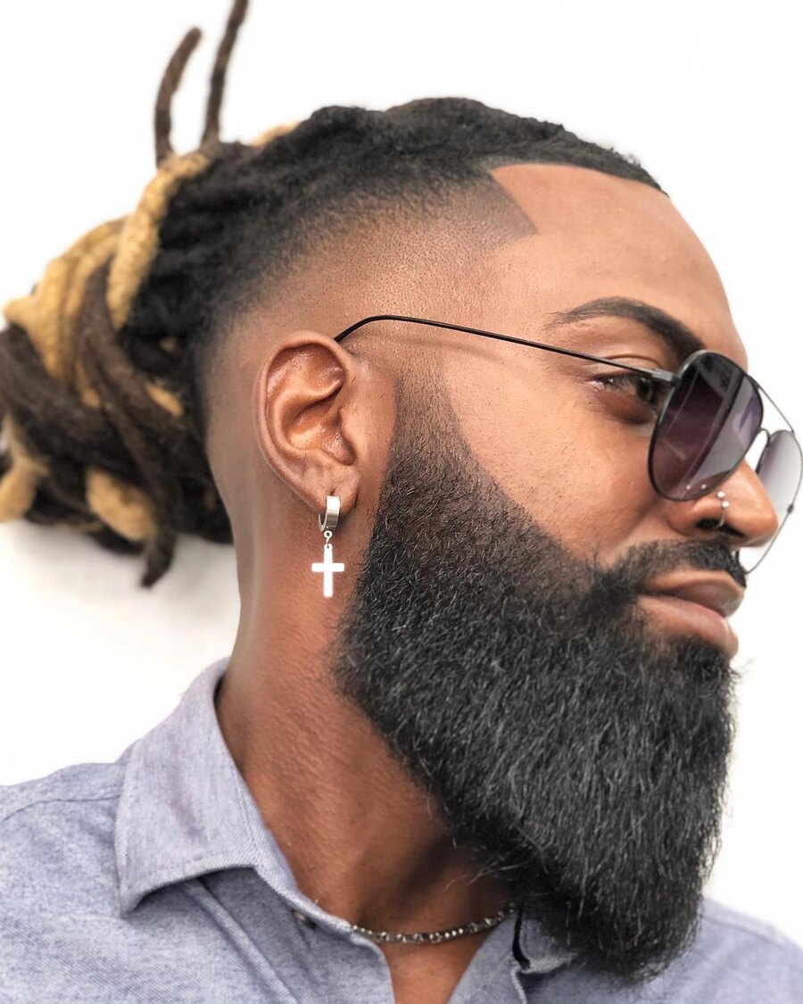 Barba modelada e topo com locks na Dill Black
